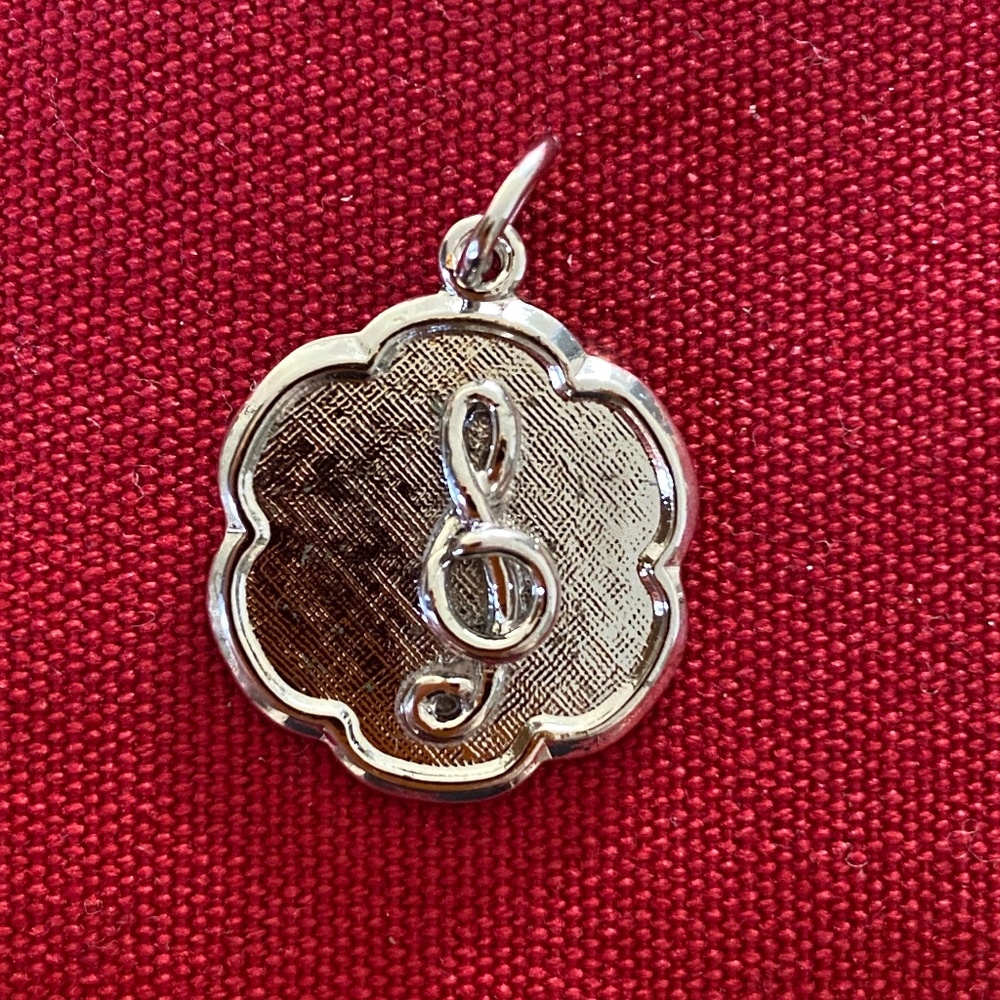 Rembrandt I STG I Treble Clef Scalloped Disc Charm